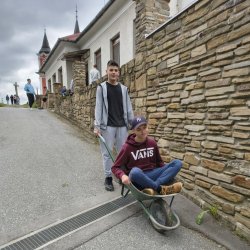 Naši žiaci skrášľovali Kalváriu - Týždeň dobrovoľníctva na SPŠE Prešov