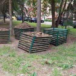 Dobrovoľníci SPŠE pri rozoberaní komunitného kompostoviska
