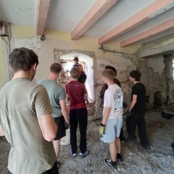 Žiaci I. SA čistili grófsku pivnicu vo Finticiach